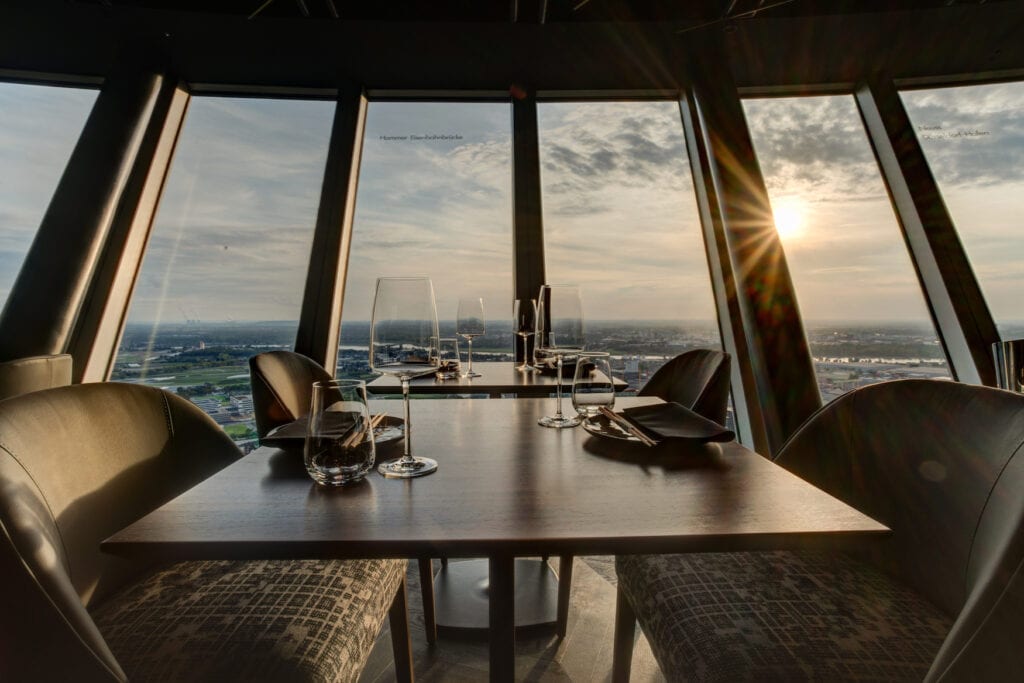Romantische Städte in Deutschland: Ein Dinner im Rheinturm in Düsseldorf darf nicht fehlen