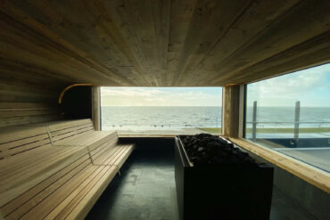 Blick auf die Nordsee aus der Panoramasauna eines Schwimmbads in Büsum