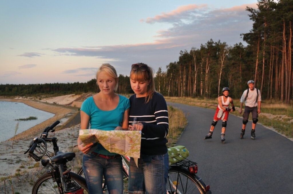 Radfahrer und Skates an einem See im Lausitzer Seenland