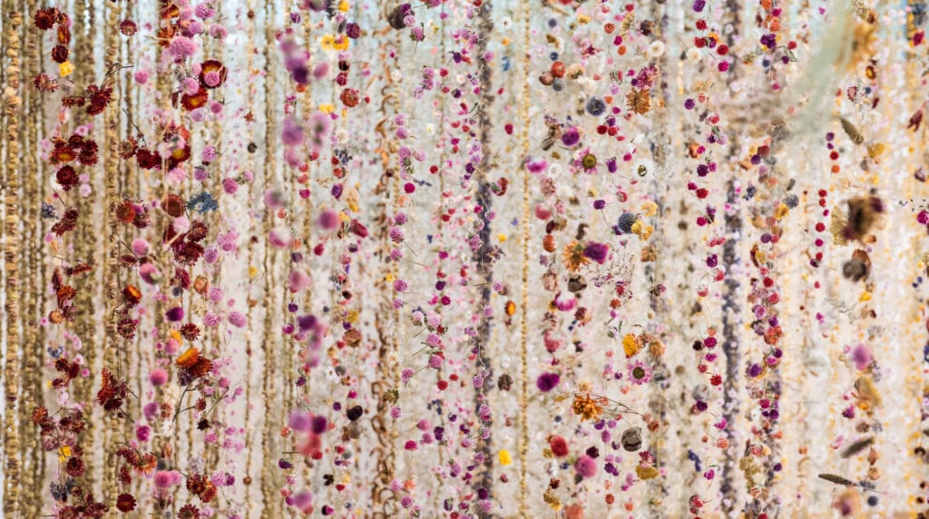 Life in Death, ein Kunstwerk von Rebecca Louise Law aus getrockneten Blumen