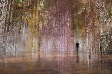 Community, eine florale Installation von Rebecca Louise Law