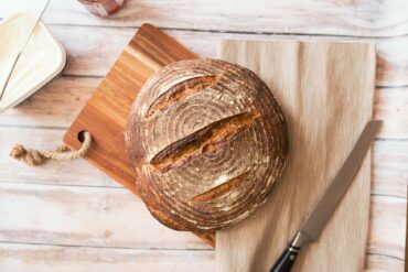 Frisch gebackenes Brot liegt auf Brett