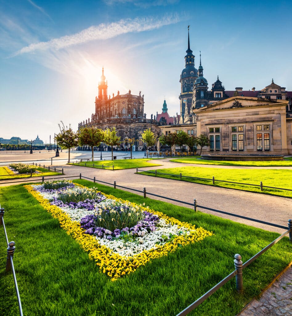Blumenbeete vor dem Dresdener Schloss im Frühling