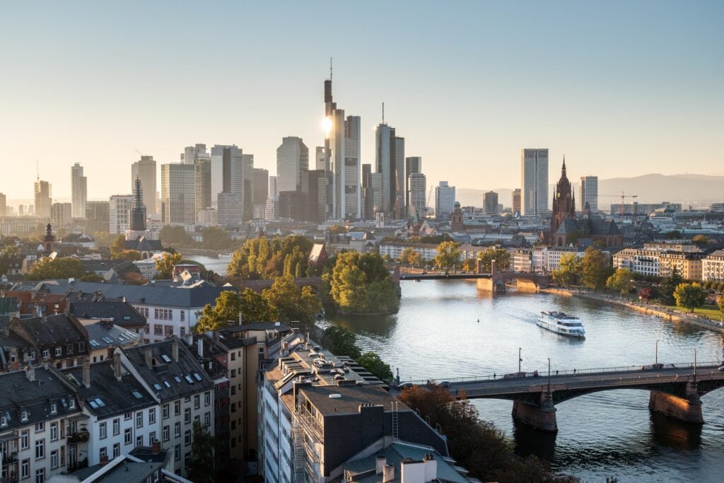 Skyline Frankfurts mit Hochhäusern, auch Manhattan genannt
