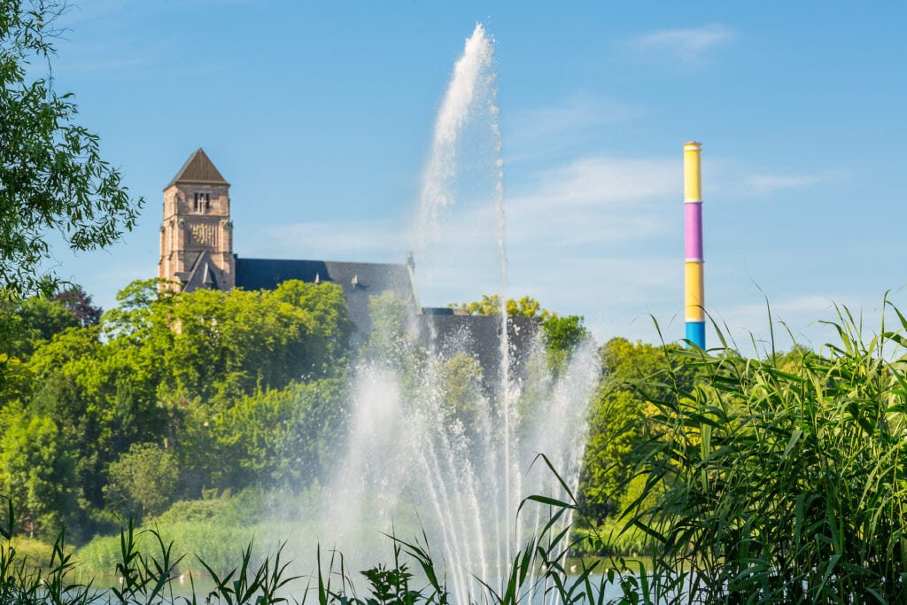 Springbrunnen vor Schloss Chemnitz und dem Lulatsch, einem bunten Industrieturm