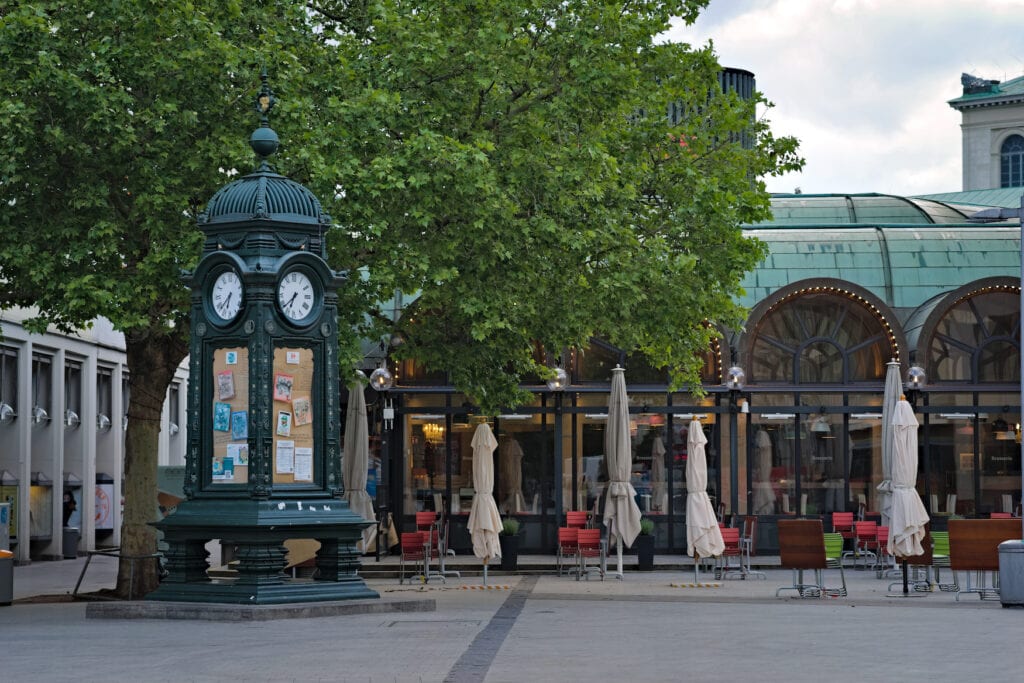 Die Kröpcke-Uhr im Zentrum von Hannover ist ein beliebter Treffpunkt in der Innenstadt