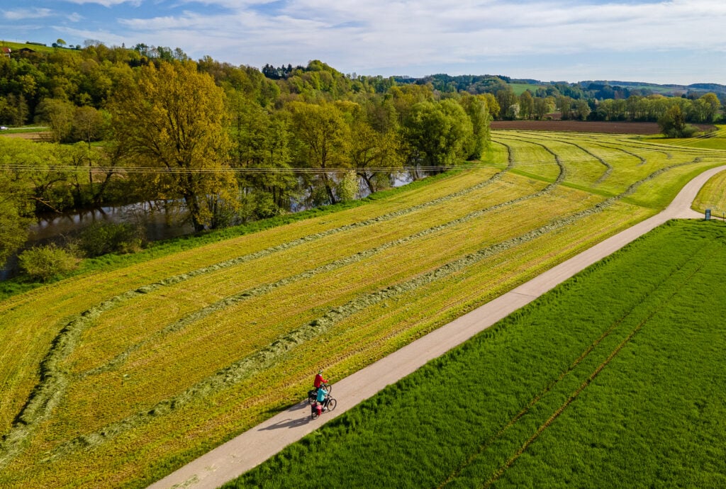 Fahrradfahrer auf dem Rotttalradweg im Bayerischen Golf- und Thermenland