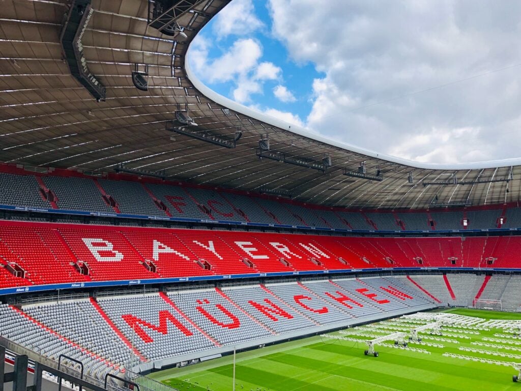 Zuschauertribünen in der Allianz Arena, das Fußballstadion des FC Bayern München