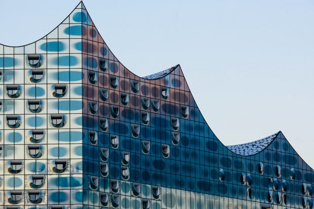 Dach der Elbphilharmonie in Hamburg, entworfen von den Stararchitekten Herzog & de Meuron