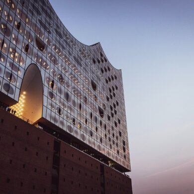 Elbphilharmonie in Hamburg, entworfen von Herzog & de Meuren, während Dämmerung