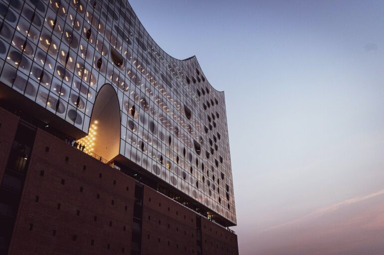 Elbphilharmonie in Hamburg, entworfen von Herzog & de Meuren, während Dämmerung
