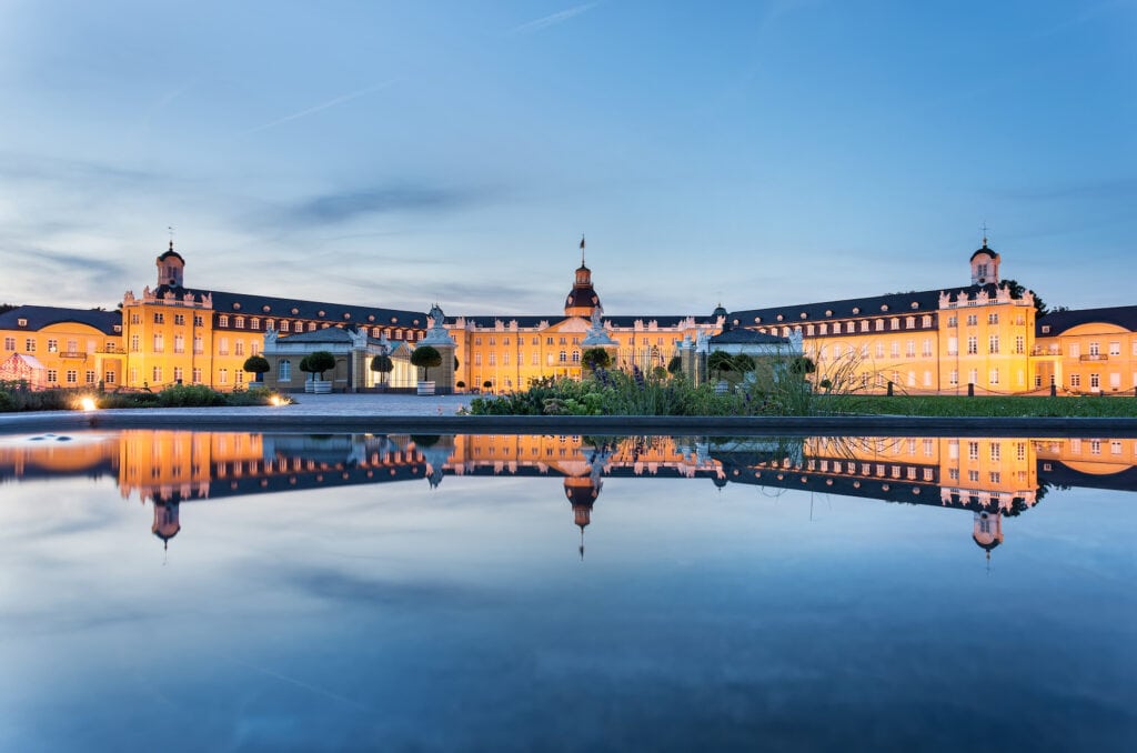 Karlsruher Burg am Abend in einer der besten Städte in Baden-Württemberg