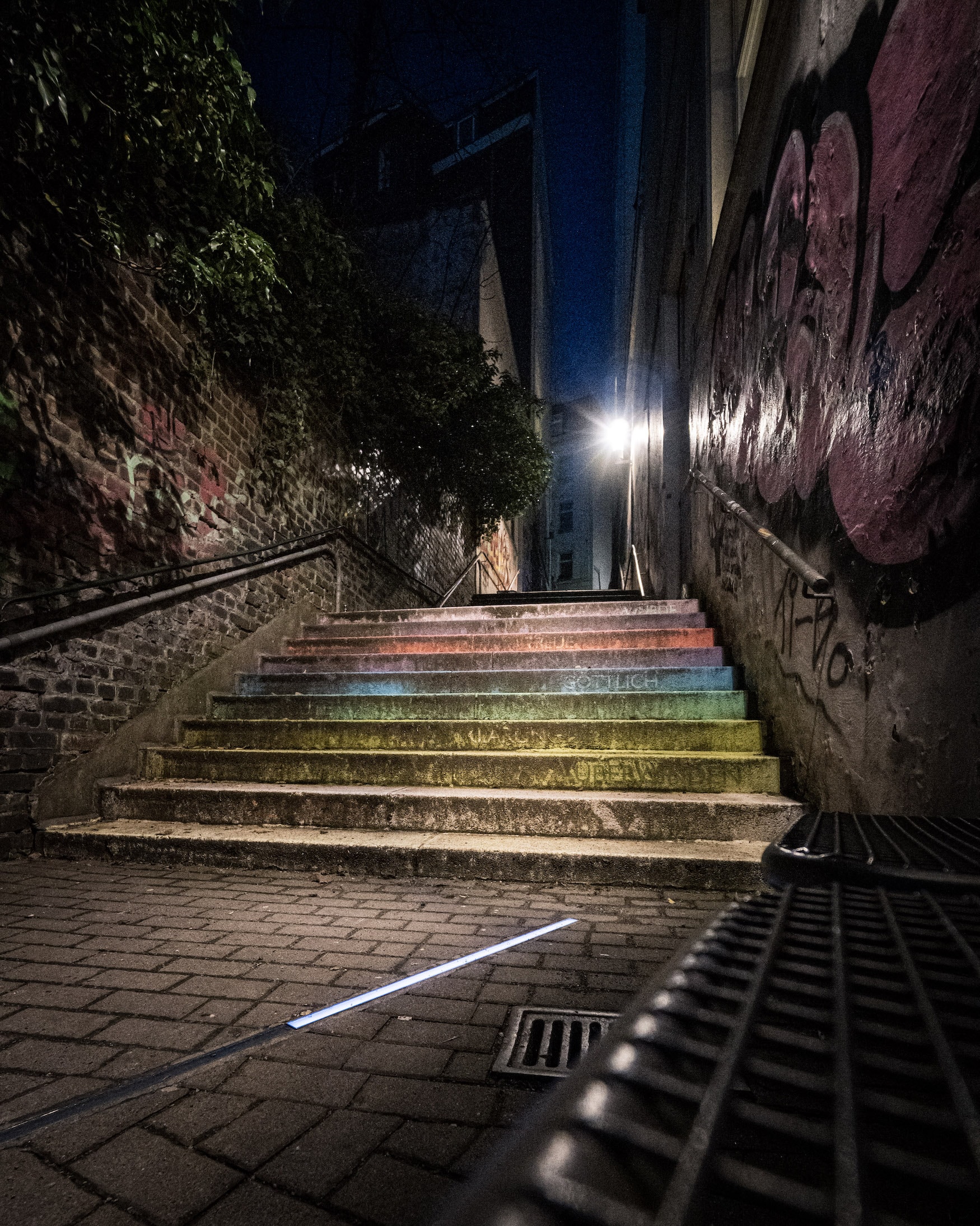 Bunte Treppen am Abend in Wuppertal