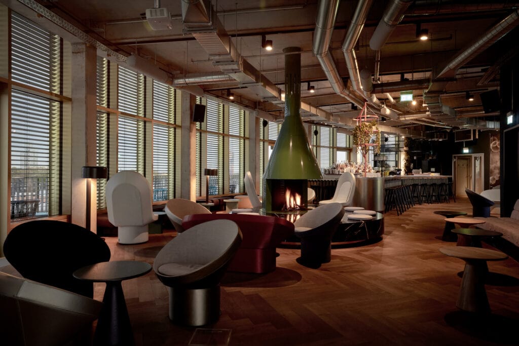 Lounge-Plätze in der Monkey Bar im 25hours The Circle in Köln