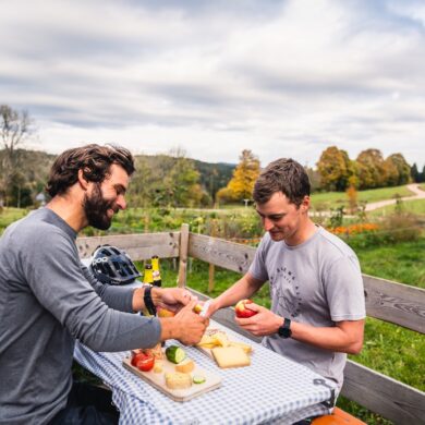 Zwei Männer machen ein Picknick mit lokalen Produkten im Hochschwarzwald