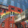 Regenbogen an Hausfassade in der bayerischen Stadt Selb