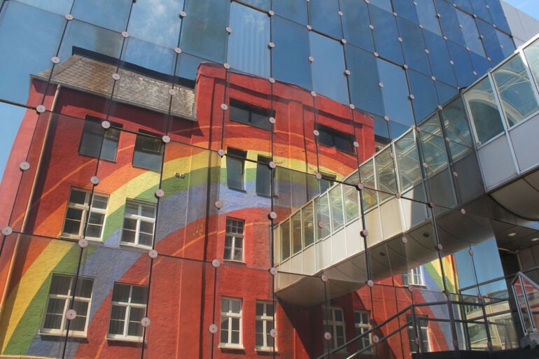 Regenbogen an Hausfassade in der bayerischen Stadt Selb
