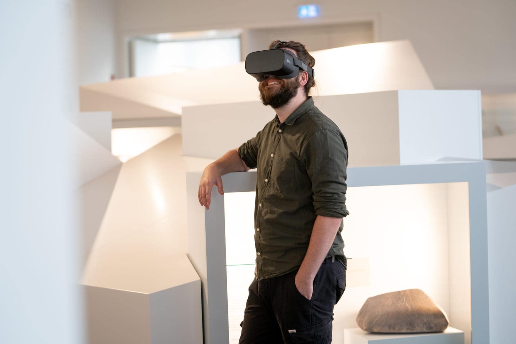 Man with VR glasses in the Lüneburg Museum