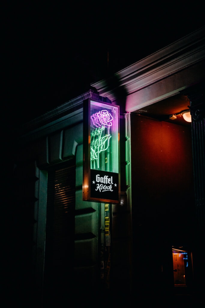 Neonschild vor der Rosebud Bar in Köln