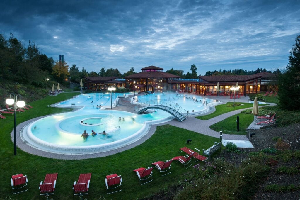 The sulphurous thermal water of the Sonnenhof-Therme Bad Saulgau is recognised by the state as a healing spring.
