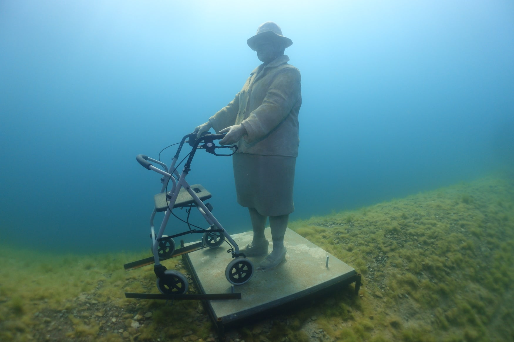 Figur unter Wasser die man beim Tauchen in Deutschland entdecken kann