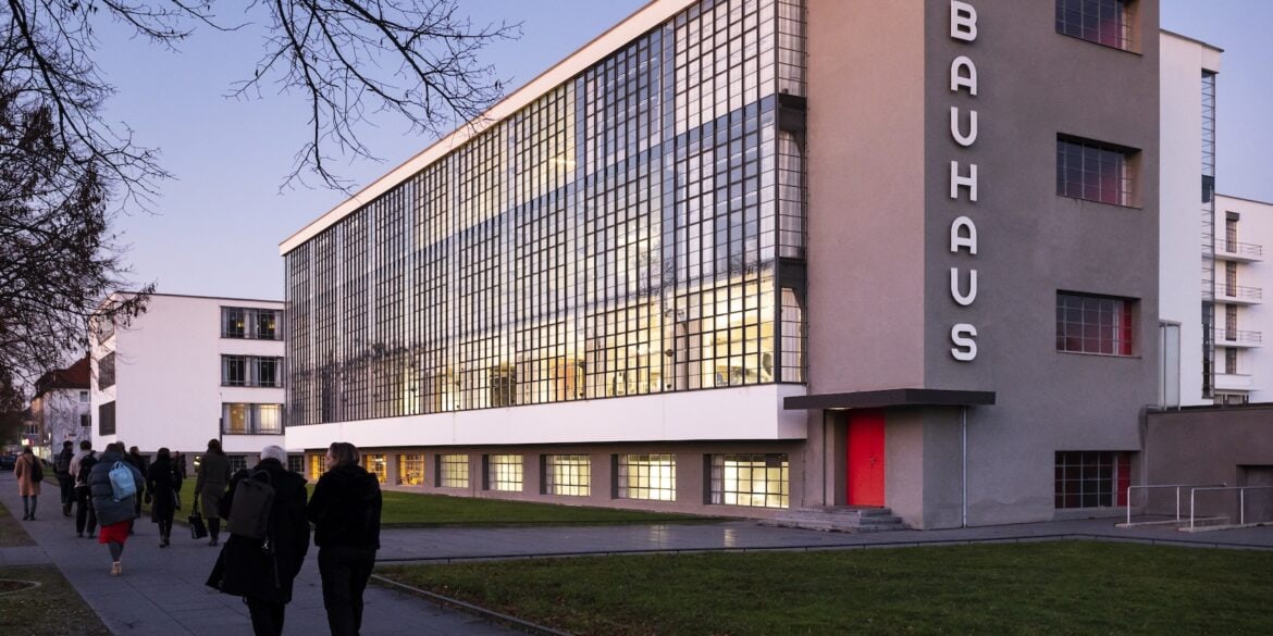 Bauhausgebäude am Abend