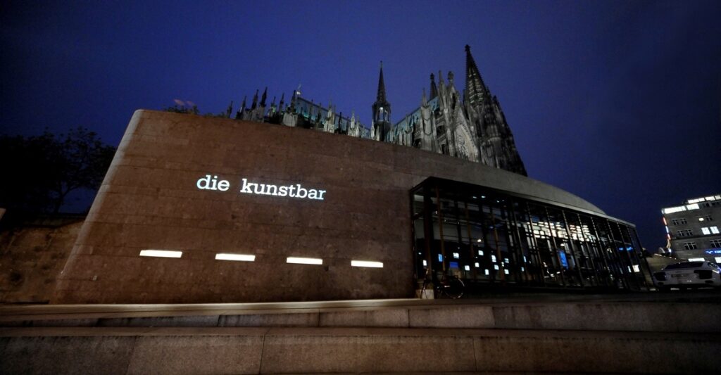 die Kunstbar vor dem Kölner Dom bei Nacht