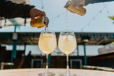 Zwei fruchtige Drinks serviert in einer der schönen Hotelbars in Deutschland