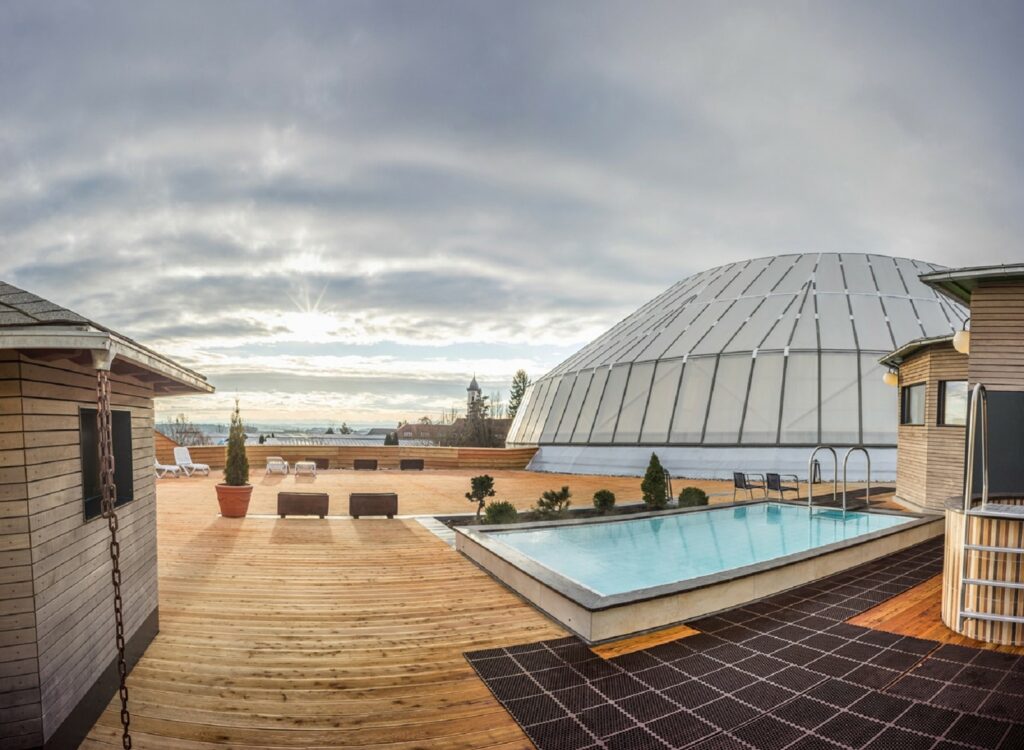 The glass roof and sauna area of the Schwaben Therme Aulendorf convey an Icelandic flair.