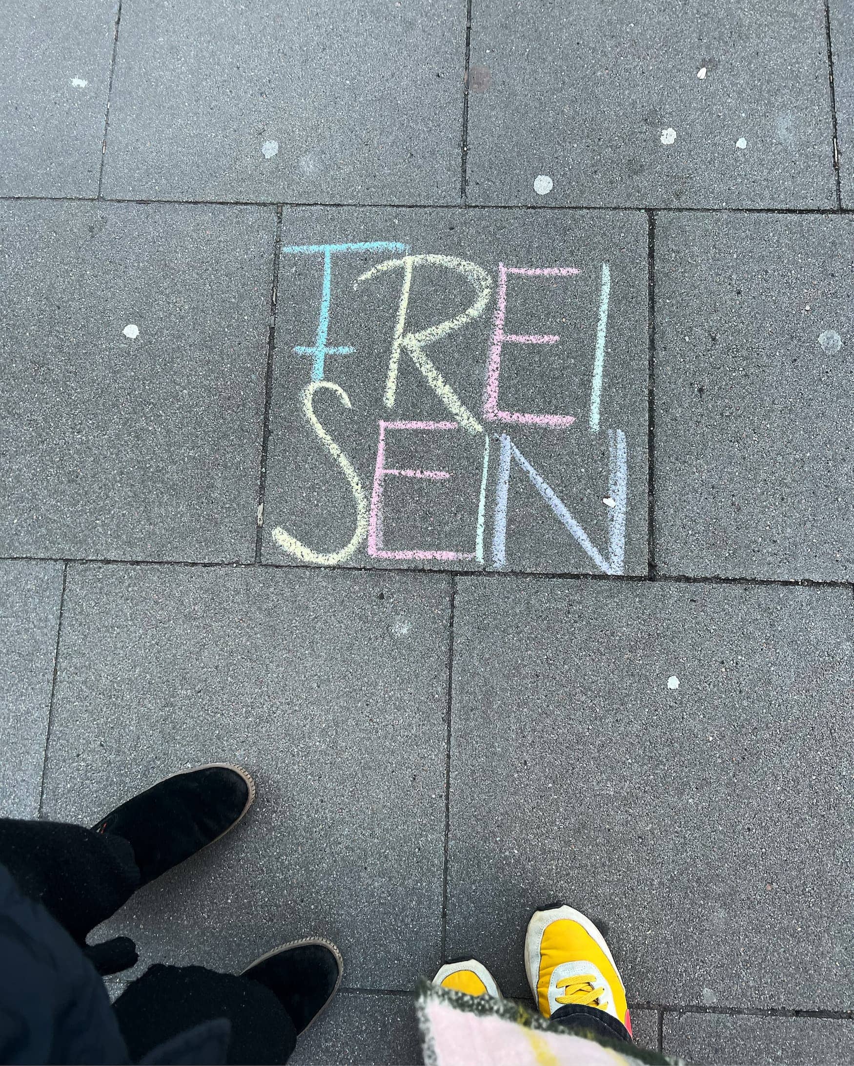Free Being chalk writing on the ground in the Hamburg metropolitan region