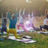 Frauen bei während Yogafestivals in Deutschland