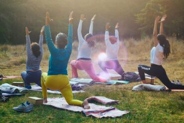Frauen bei während Yogafestivals in Deutschland