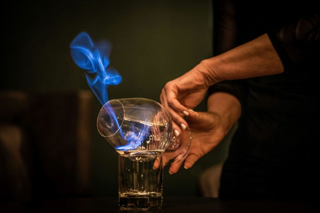 Barkeeperin mischt ausgefallenen Cocktail