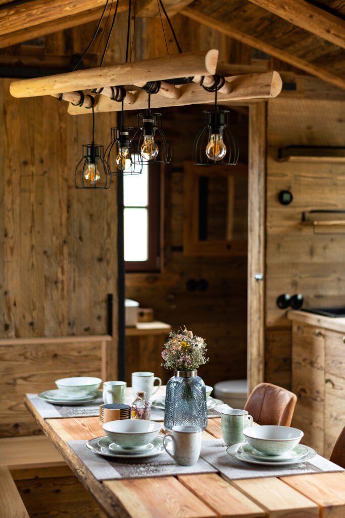 Gedeckter Frühstückstisch in einem Tiny House