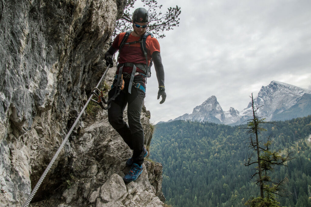 Mann klettert auf dem Grünsteig-Klettersteig