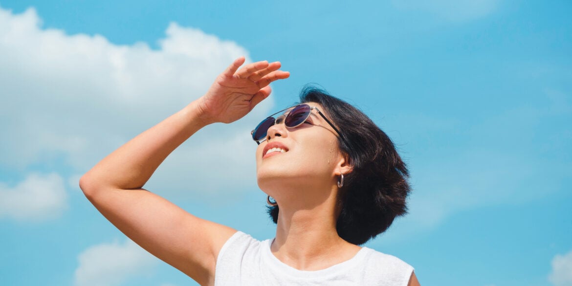 Junge Asiatin schwitzt in der Sonne