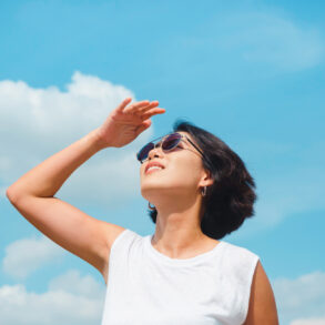 Junge Asiatin schwitzt in der Sonne