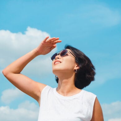 Junge Asiatin schwitzt in der Sonne