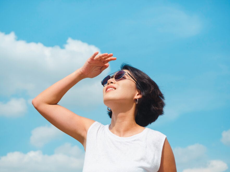 Junge Asiatin schwitzt in der Sonne