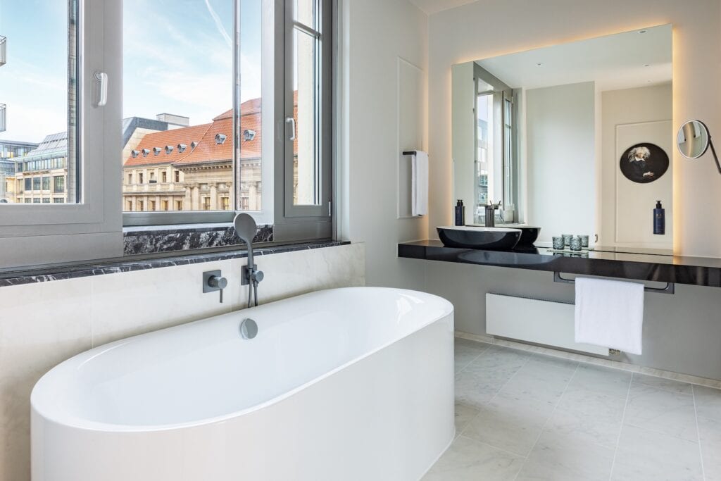 Badezimmer mit Blick auf Berlin