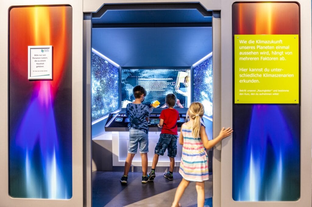 Kinder spielen im Raumgleiter eines interaktiven Museums in Baden-Württemberg