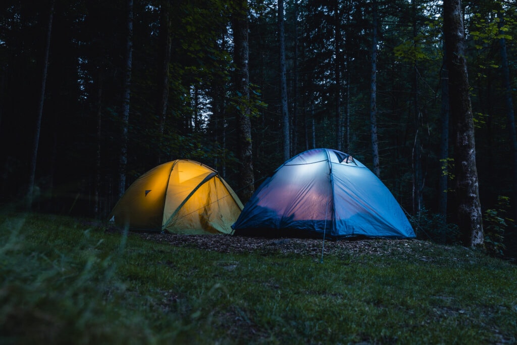 Zwei Zelte in einem Camp im Schwarzwald