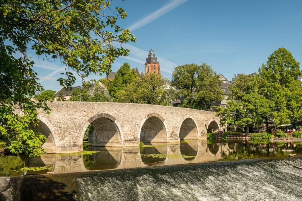 Alte Lahnbrücke in Wetzlar im Lahntal