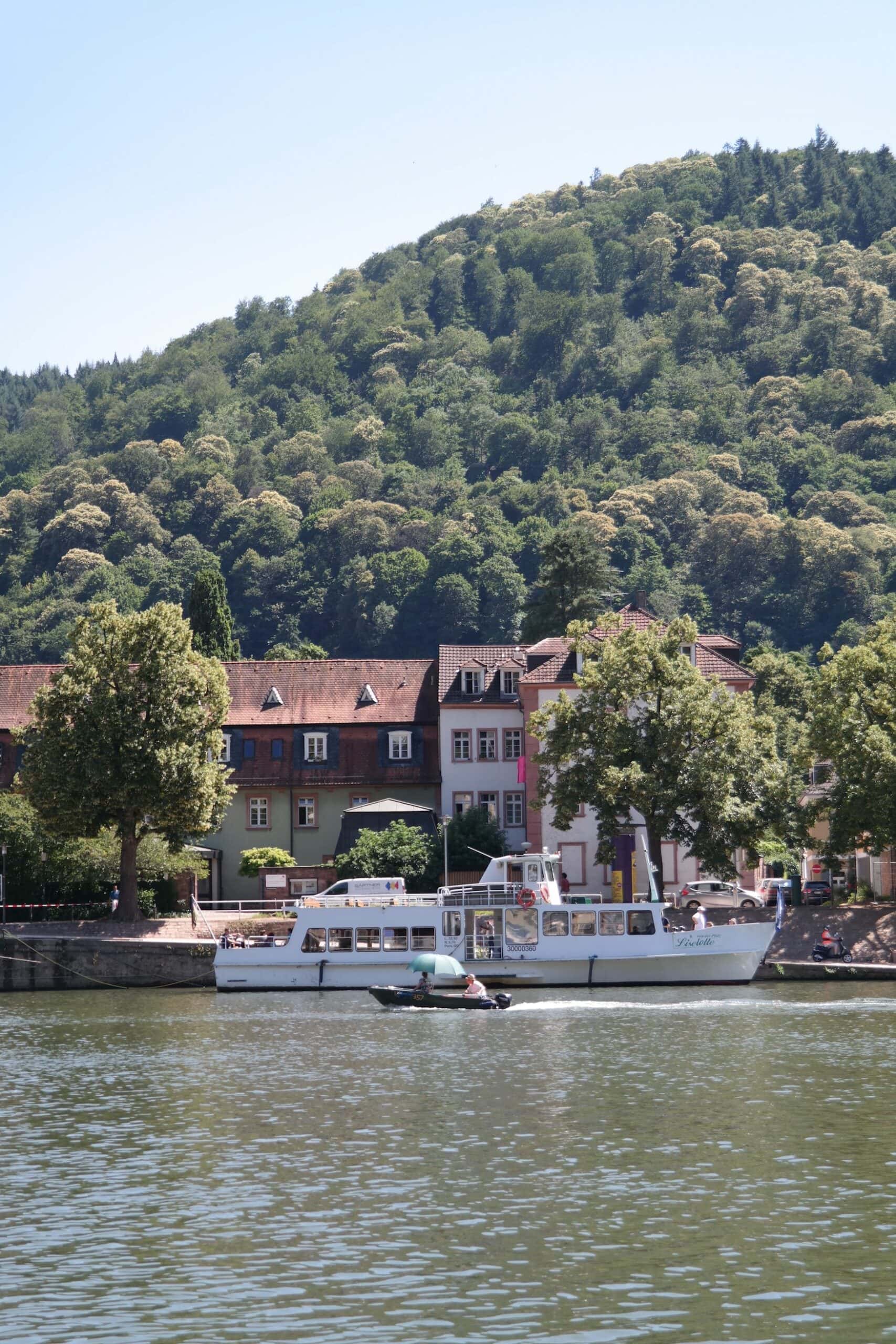 Eine Fahrt mit der Neckarfähre Liselotte von der Pfalz gehört zu einer Heidelberg-Reise dazu