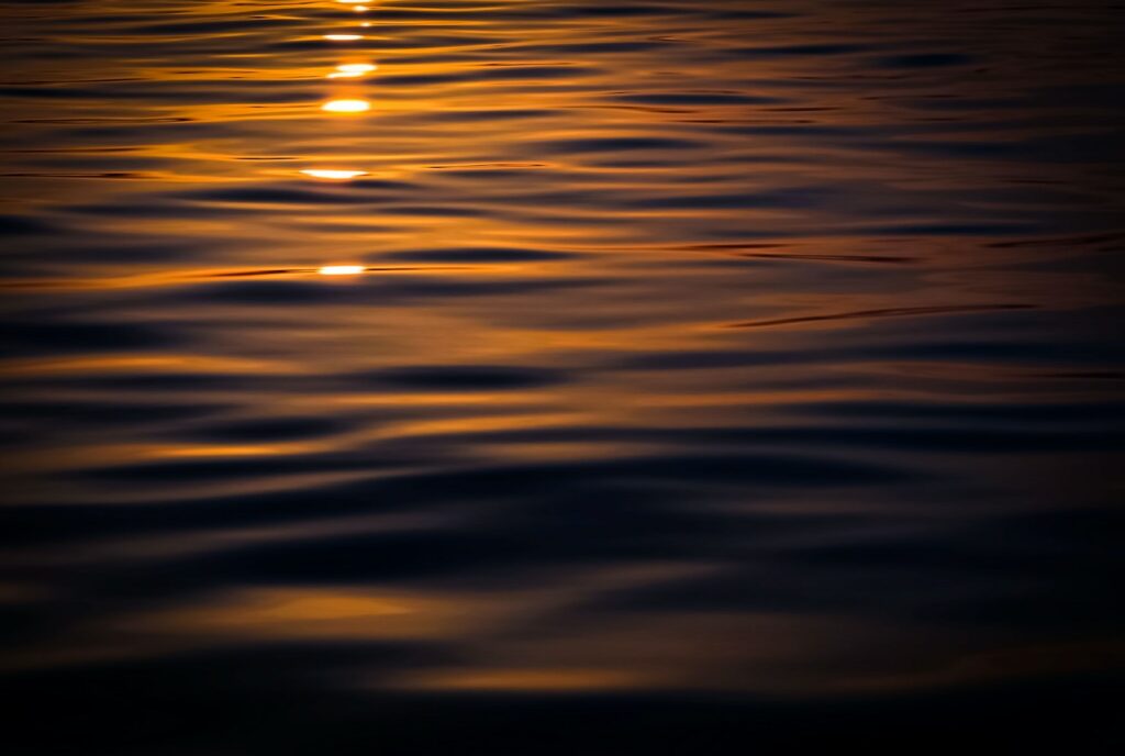 Sonnenuntergang spiegelt sich auf Wasseroberfläche
