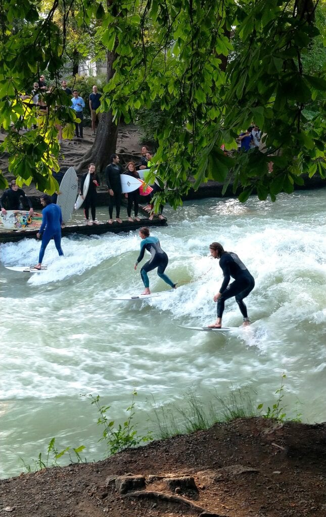 Surfer auf dem Eisbach in München