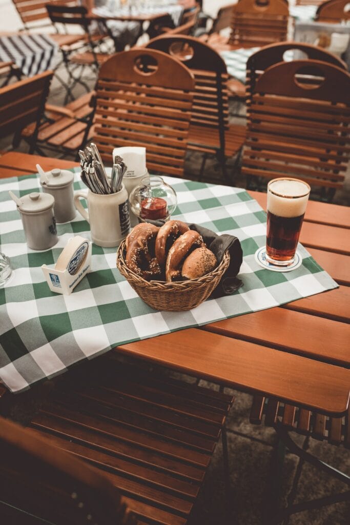 Füße hochlegen in Münchner Biergarten