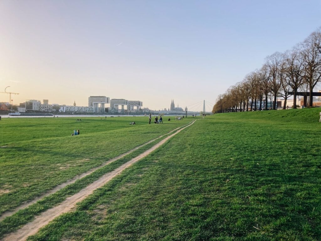 Cycling along the Pollerwiesen in Cologne