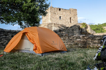 Auf dem 85 Kilometer langen Soonwaldsteig gibt es vier Trekkingcamps: am Ellerspring, an der Alteburg, auf der Ochsenbaumer Höhe und auf der Schmidtburg. Letzteres ist sicherlich eines der romantischsten, denn die Zeltplätze befinden sich inmitten der alten Burgruine.