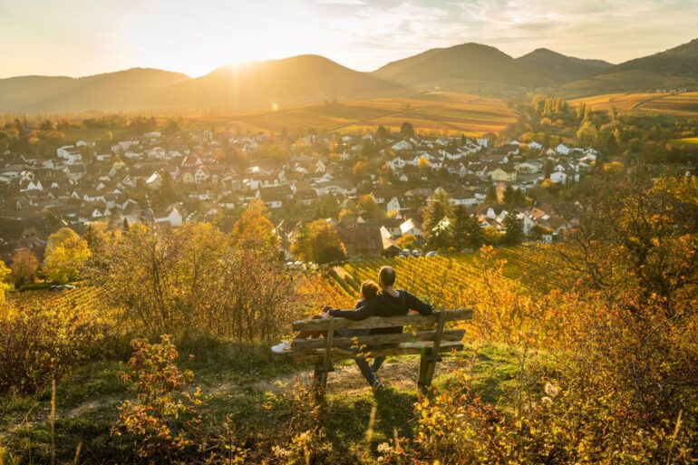 Ein Pärchen sitzt auf einer Bank und genießt den Ausblick auf den her